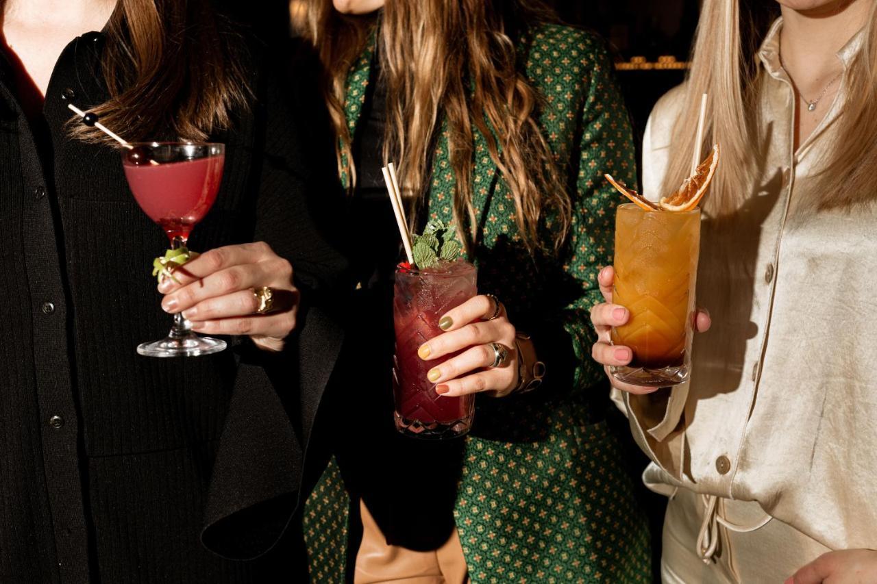Verno House Budapest, Vignette Collection By Ihg Bagian luar foto Three women holding cocktails