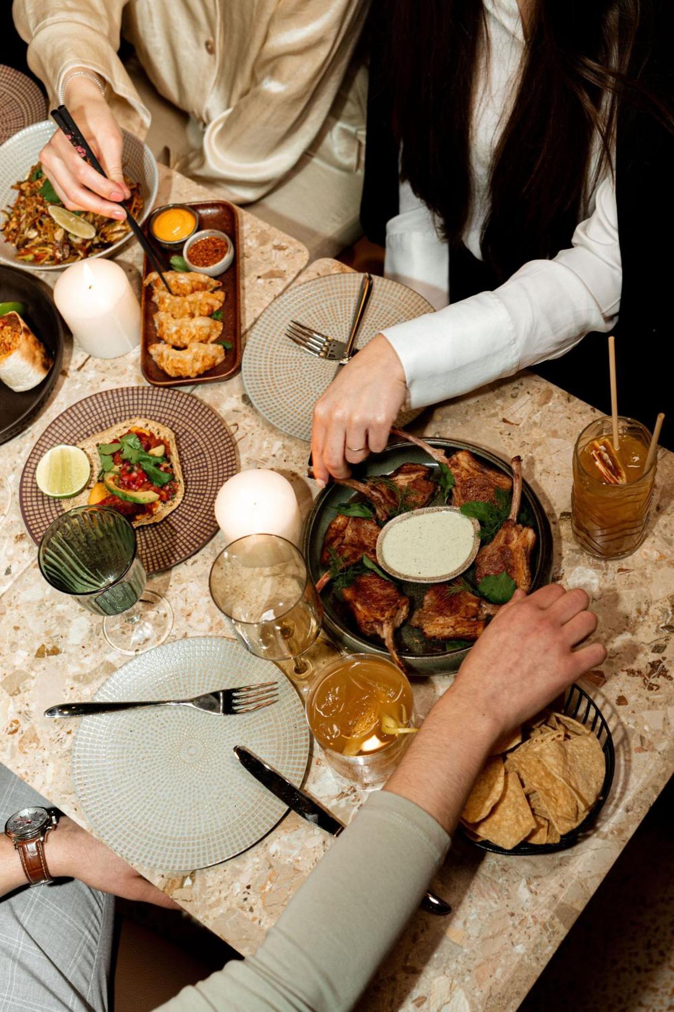 Verno House Budapest, Vignette Collection By Ihg Bagian luar foto A typical dinner at a restaurant