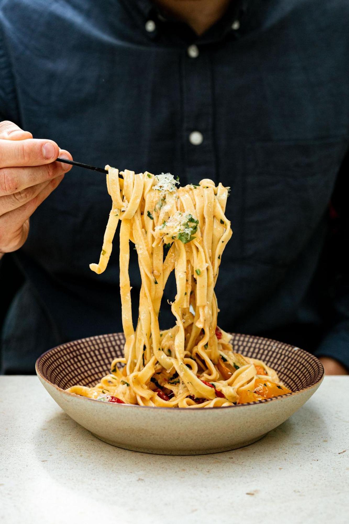 Verno House Budapest, Vignette Collection By Ihg Bagian luar foto A person eating pasta with chopsticks