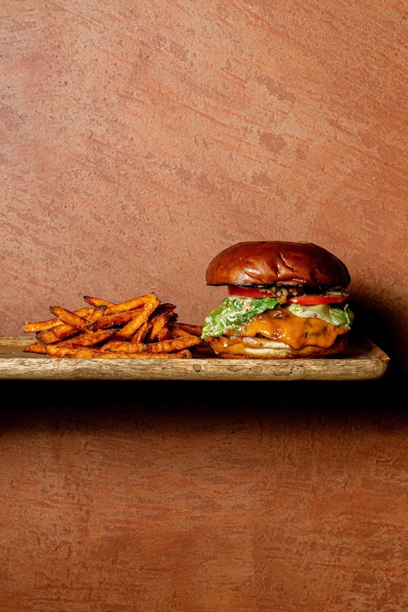 Verno House Budapest, Vignette Collection By Ihg Bagian luar foto A cheeseburger with fries