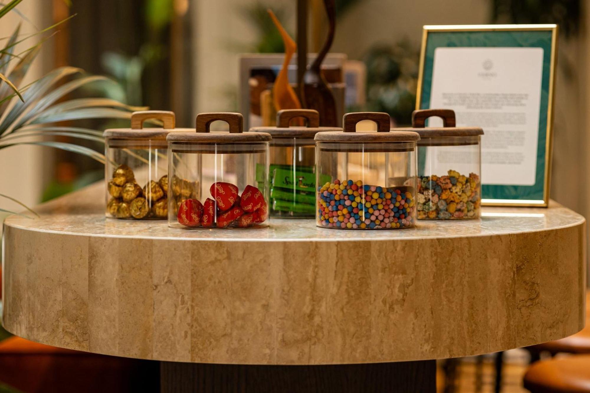 Verno House Budapest, Vignette Collection By Ihg Bagian luar foto A selection of teas at the lobby of the Mandarin Oriental, Hong Kong