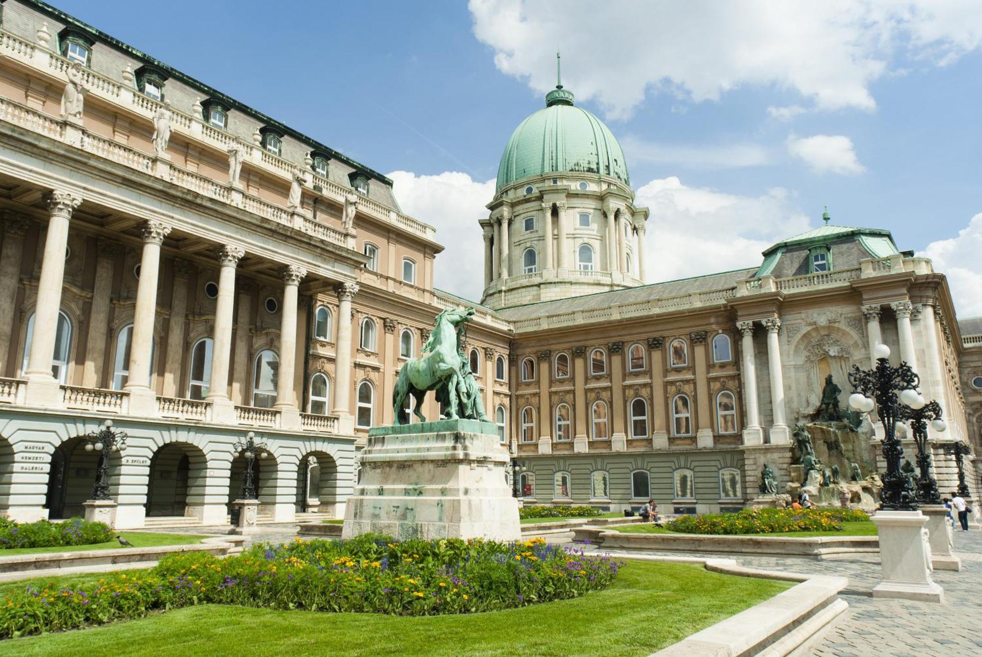 Verno House Budapest, Vignette Collection By Ihg Bagian luar foto The Royal Naval College, where the school was based from 1956 to 2005