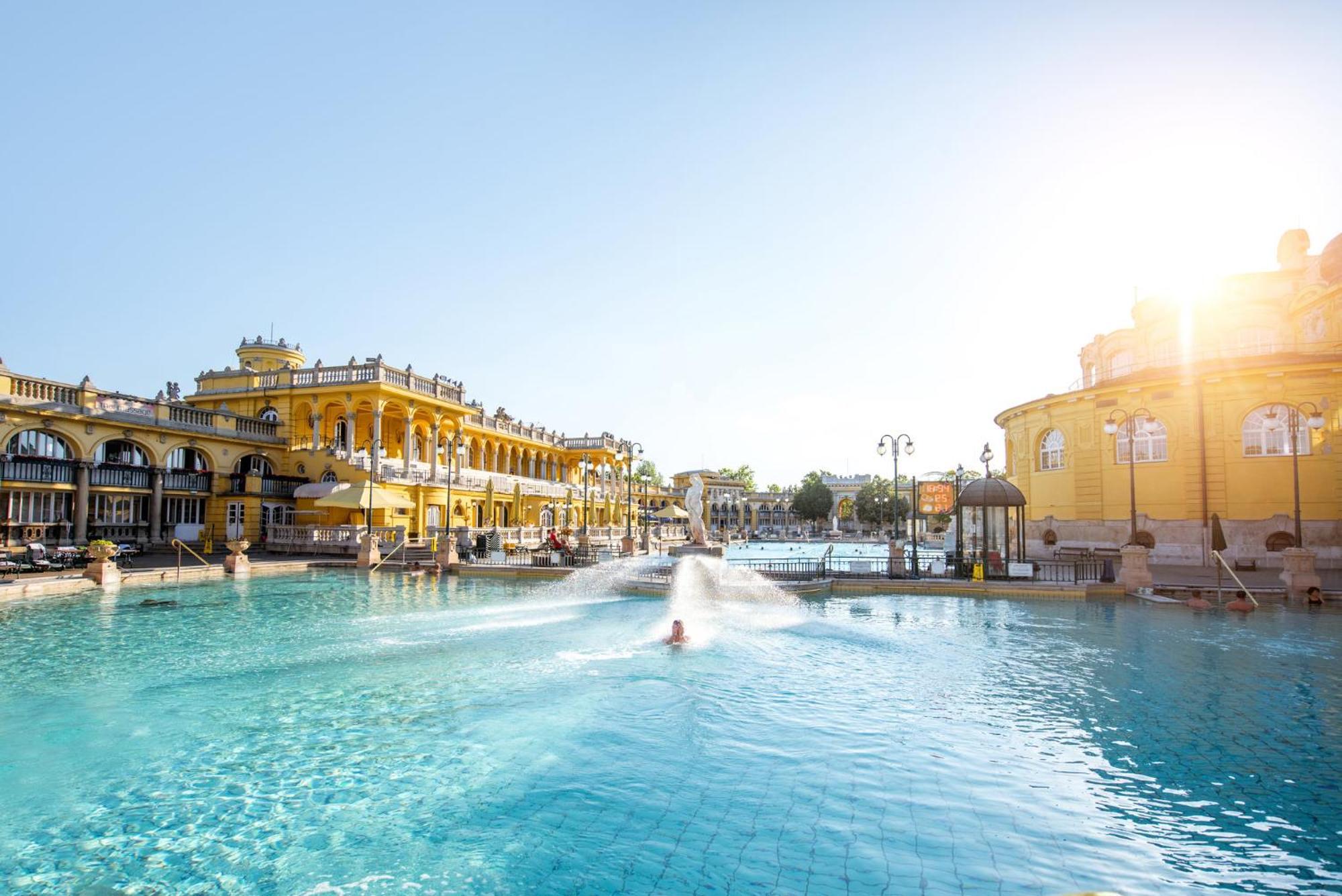 Verno House Budapest, Vignette Collection By Ihg Bagian luar foto The main pool at the Hotel
