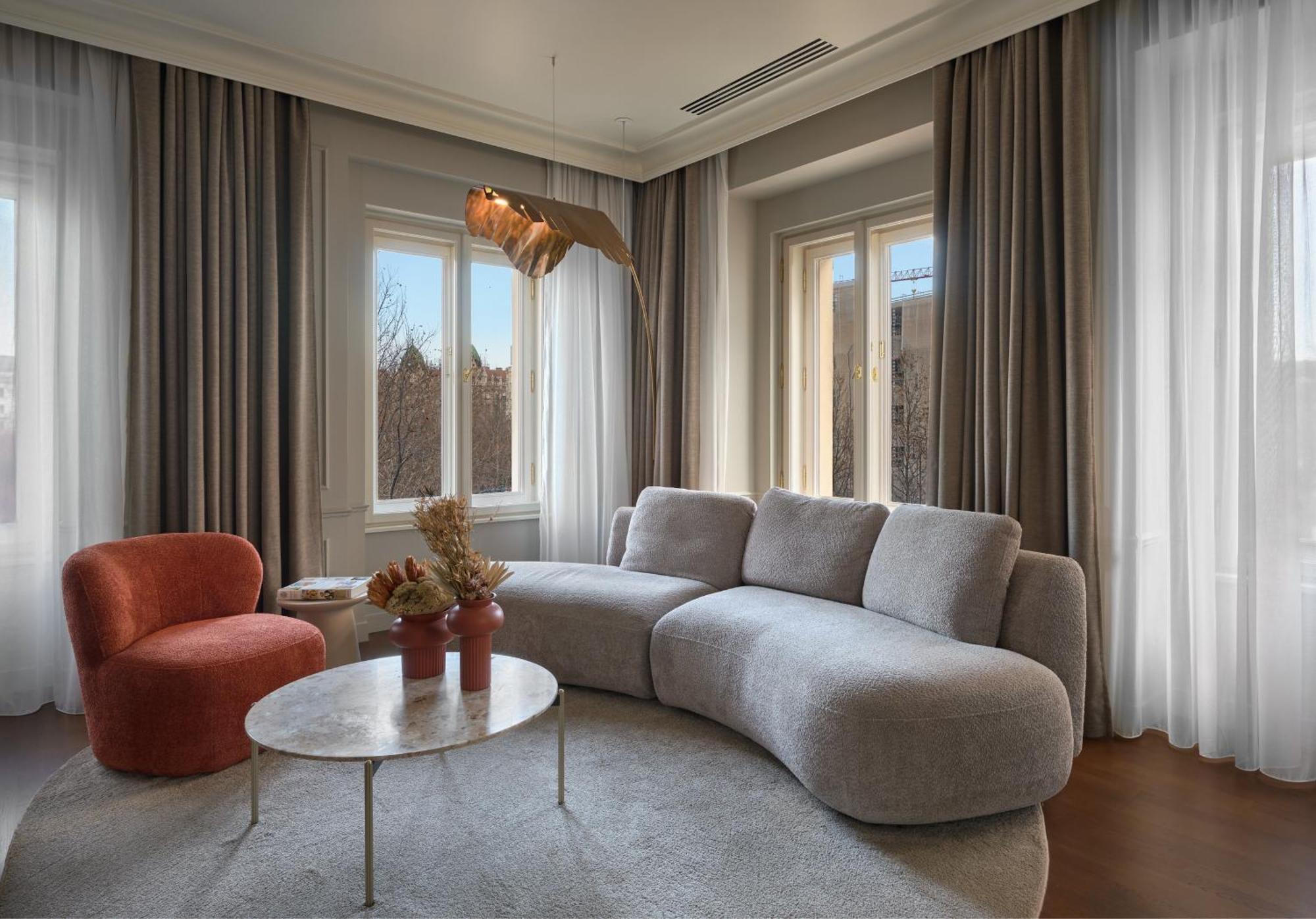 Verno House Budapest, Vignette Collection By Ihg Bagian luar foto A living room with a sofa